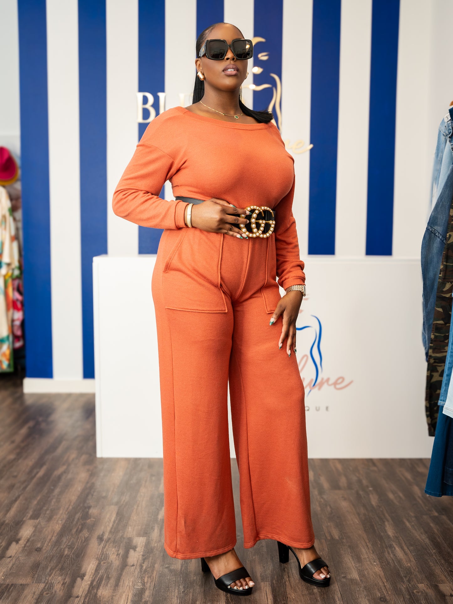 Loose-fitting rust colored jumpsuit 