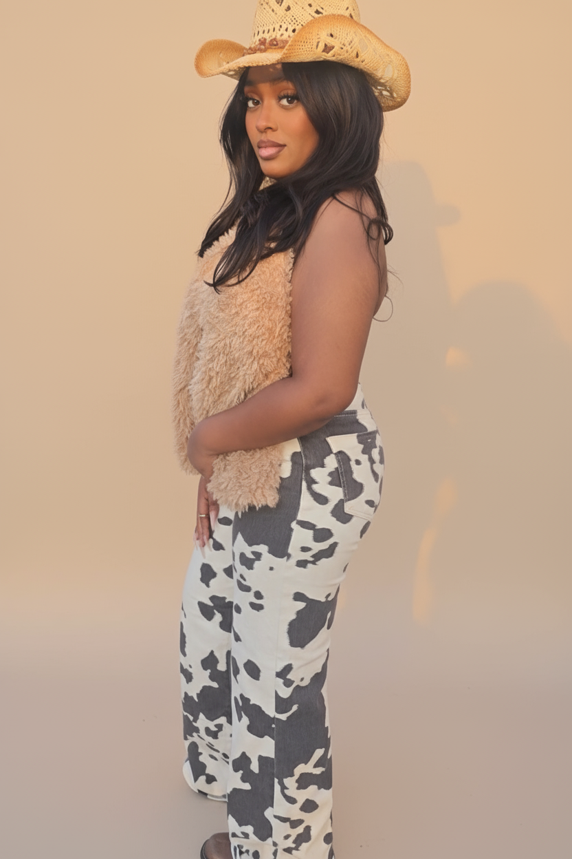 Tan faux fur paired with cowboy hat and print pants for a country chic look